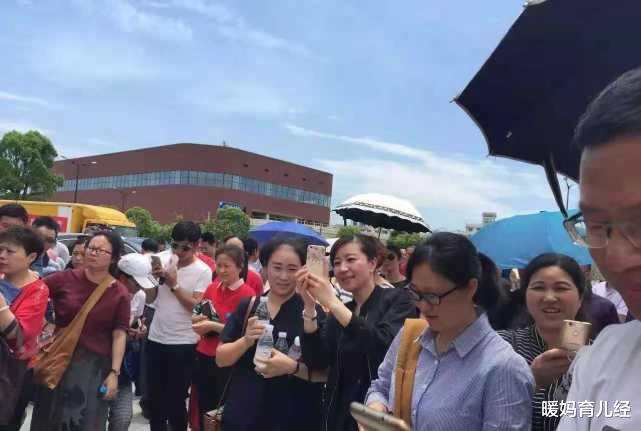 暖妈育儿经|女儿考上985，家长发朋友圈庆祝，亲戚不但不祝福还让复读