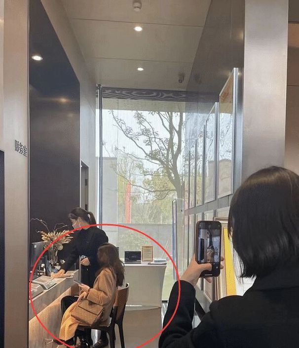 张碧晨|张碧晨现身售楼部？全款买三套房引热议，全程包裹严实怕人认出