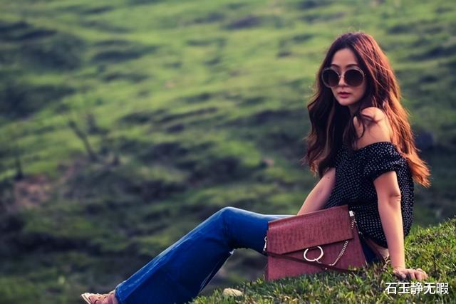 健身|43岁名媛身材紧致显年轻，与丈夫合照像父女，坚持健身是硬道理