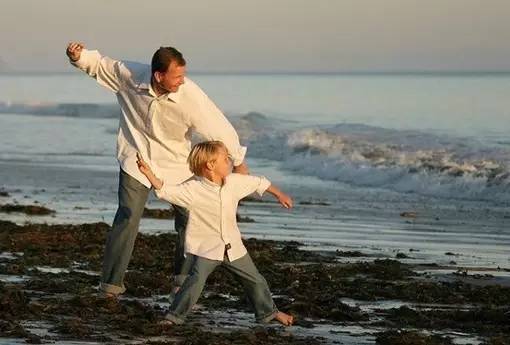 哑铃妈妈|家里谁带娃，孩子将来更聪明？研究成果跟大家想的不同，值得深思