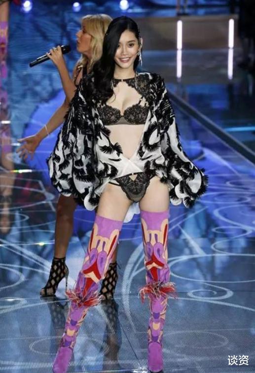 奚梦瑶|奚梦瑶带儿子散步，1岁何广燊学走路呆萌可爱，母子俩身高差抢镜