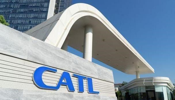 宁德时代 抢下31%的全球市场，国产电池巨头跃居世界第一，市值突破1万亿