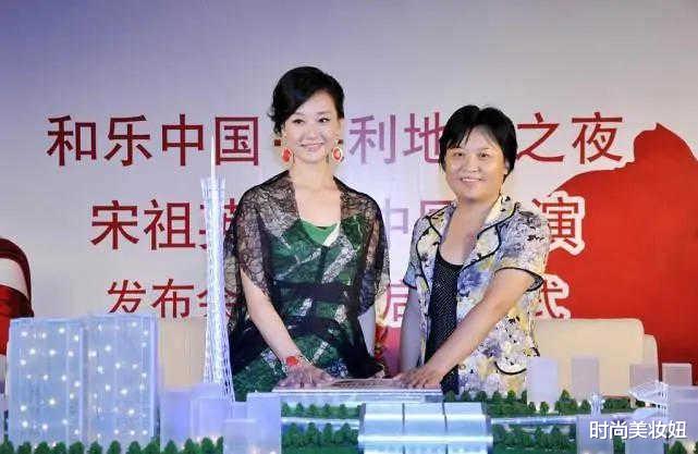 时尚美妆妞|宋祖英气质真没得说,穿“蚊帐裙”配小绿裙都好看,优雅又迷人