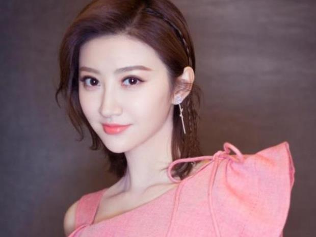 金樱妈妈|景甜蹲厕所做头发,忘了自己穿的是短裙,被网友疯狂截图留证据