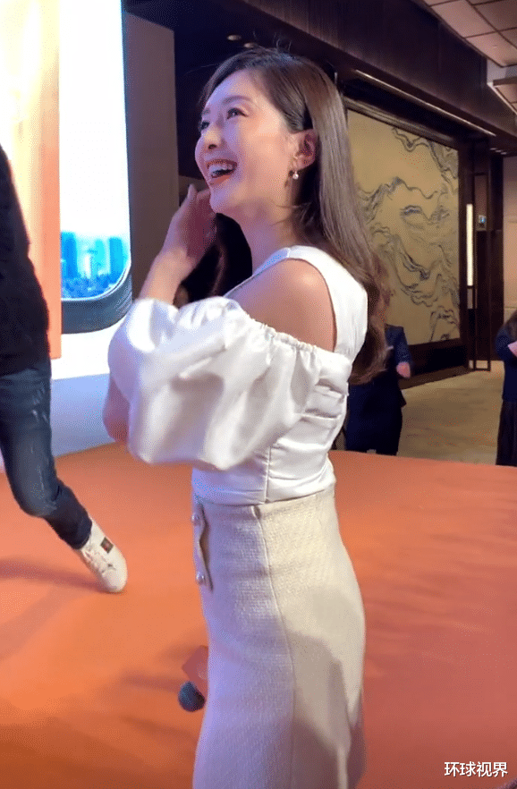 谢霆锋|34岁江疏影与粉丝合影，穿恨天高行动不便直接跪地，鞋底镶满钻石