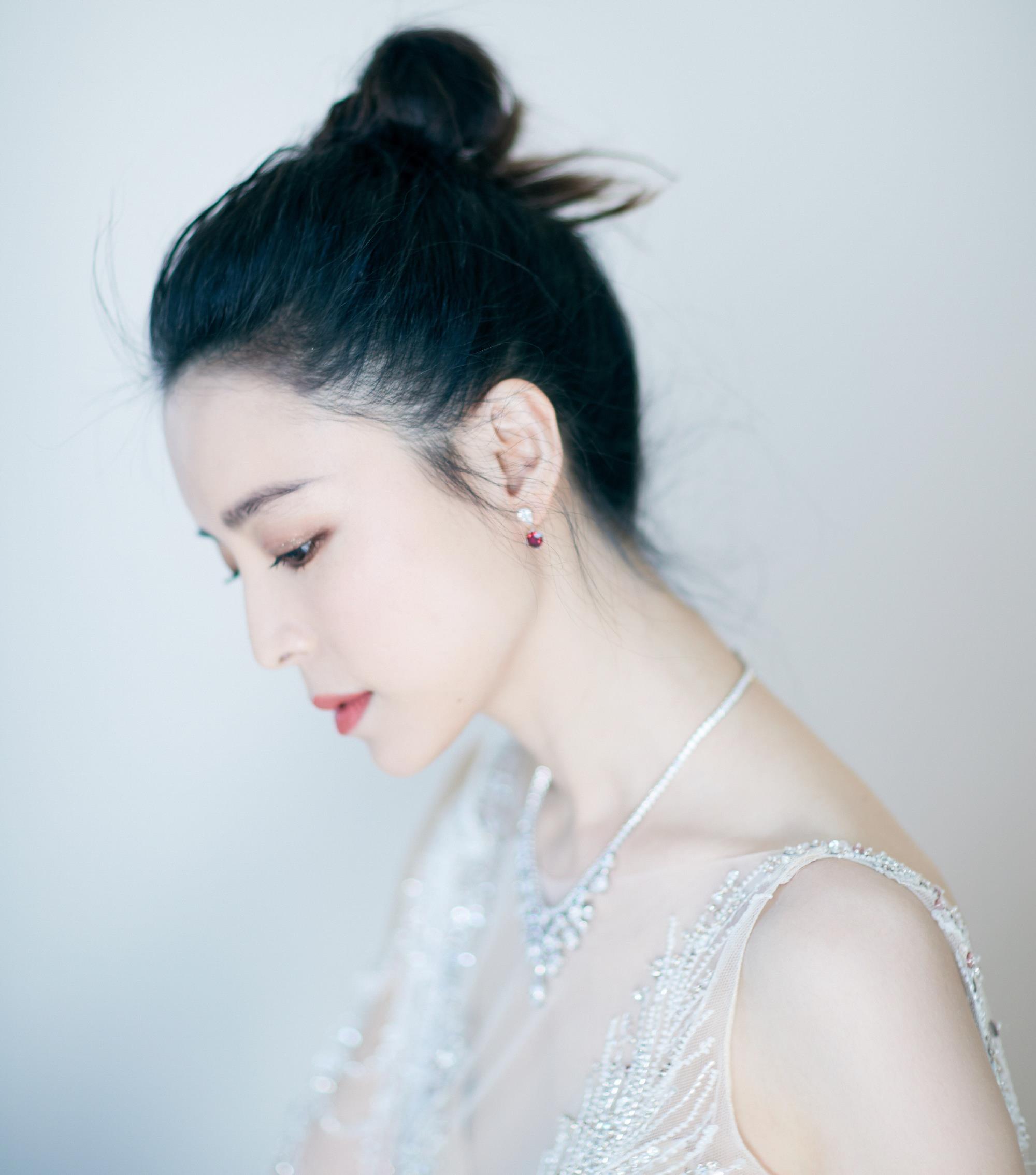 烫发 张静初穿薄纱礼服仙气动人，扎起马尾清纯减龄！笑容太甜了