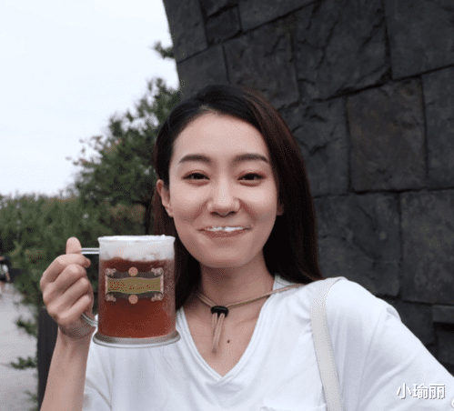 贾玲|贾玲张小斐打卡环球影城？挽手前行心情好，贾玲近照暴瘦认不出