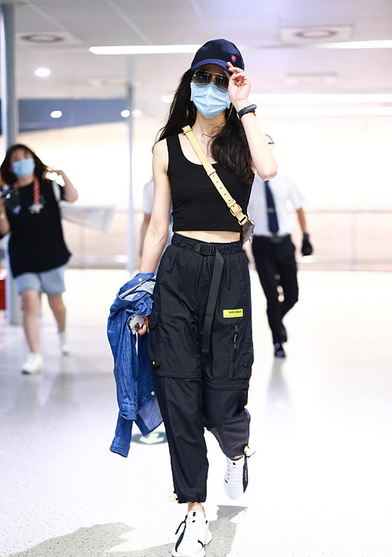 清娱吧|韩雪气质真好，黑色露腰背心配运动裤，舒适时髦特别酷