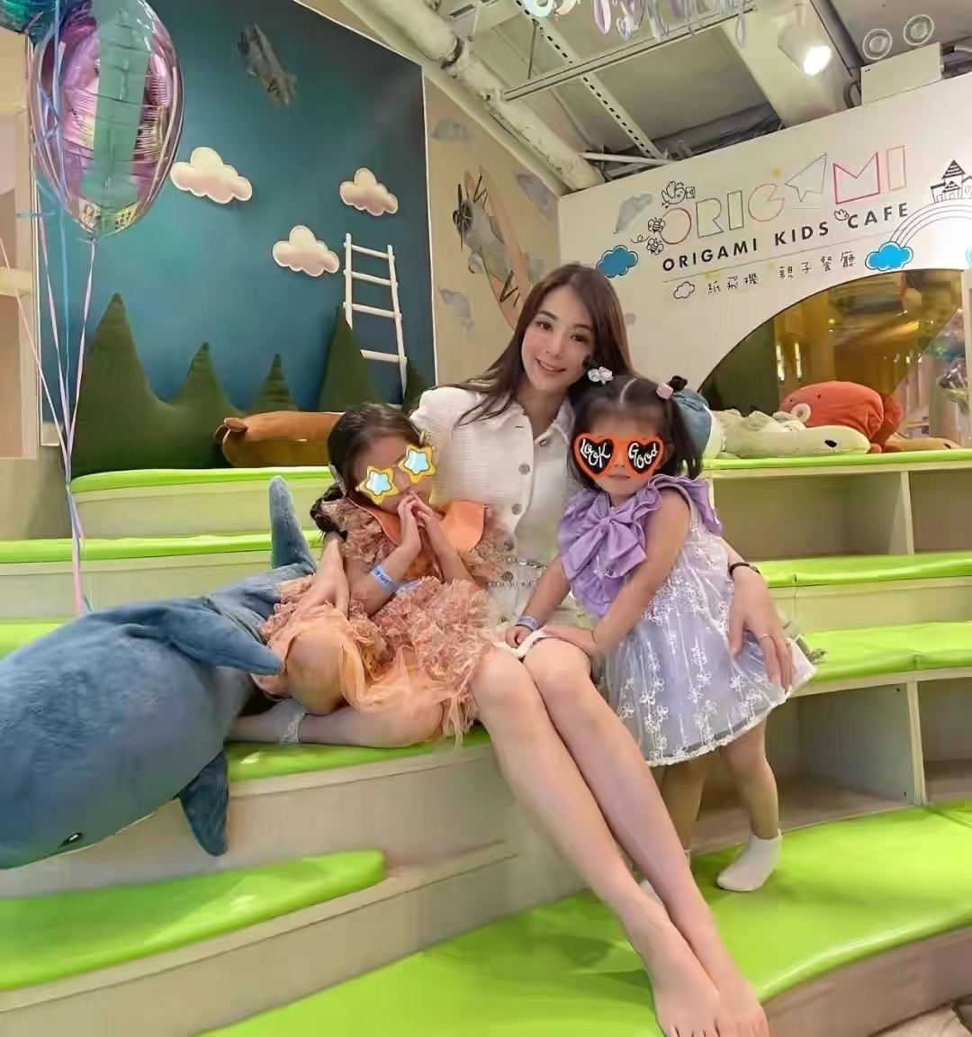 加菲猫说时尚 方媛带俩女儿聚会!穿超短裙为显腿长脚丫子拉变形,俩女儿颜值高