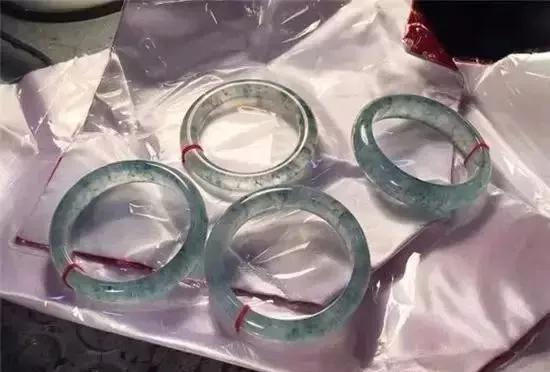 玛瑙|满是裂纹的翡翠原石，居然切出了5只高冰飘花手镯！价值过百万！