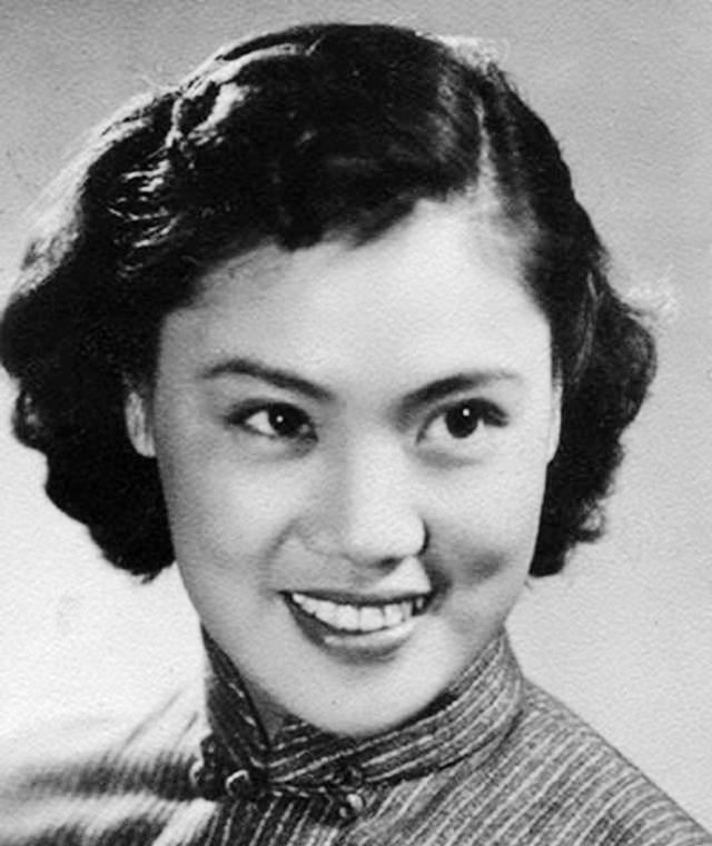 秦怡|秦怡“不值得羡慕”的百岁人生：二婚丈夫出轨胞妹，照顾病儿43年