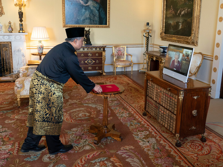 通訊錄|女王會用智能手機，但是她的通訊錄只有兩個人，查爾斯被排除在外