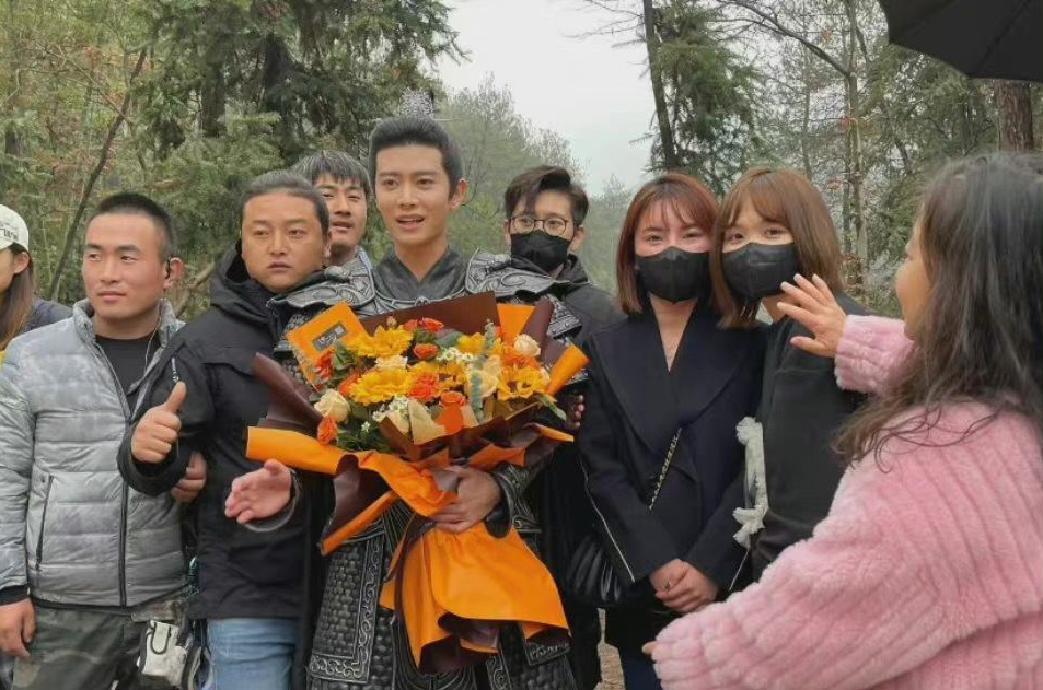 陈小纭|任嘉伦《请君》杀青，身穿铠甲军装帅气无敌，李沁送花拥抱告别