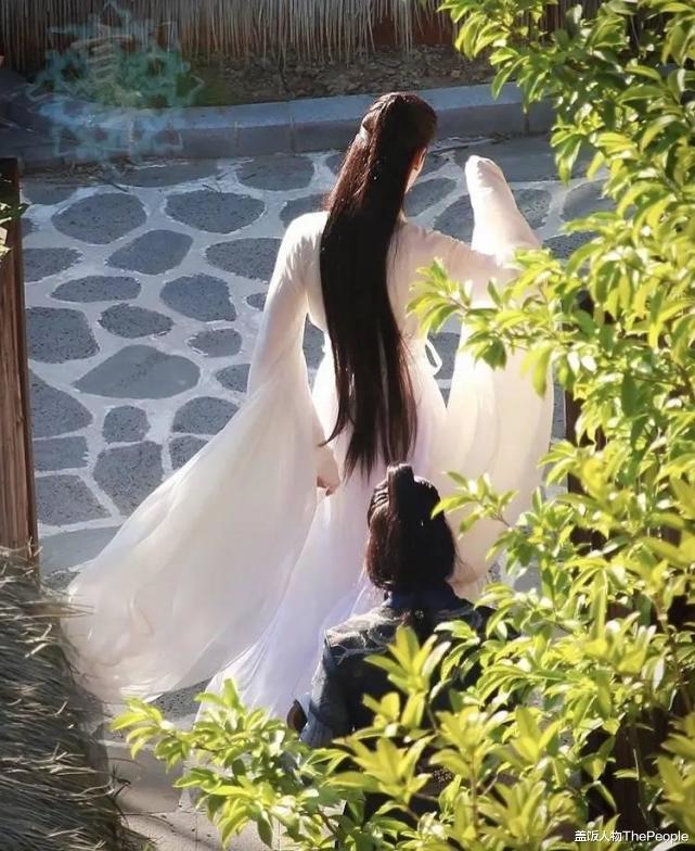 明星素颜|为美白脱腿毛,秀细腰细腿,还化烟熏大浓妆,好好做男人不好吗?