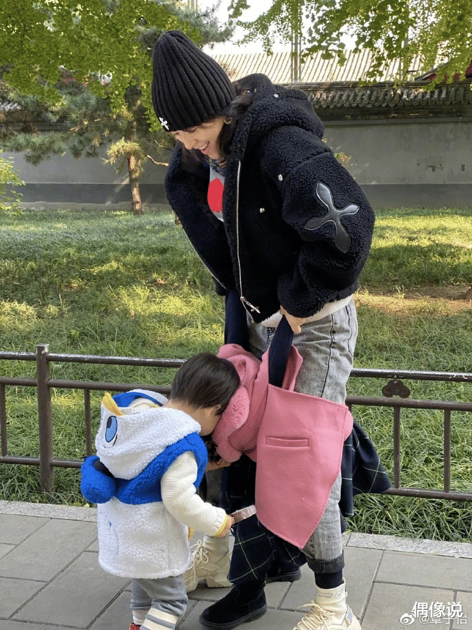 章子怡|章子怡一家四口秋游，6岁醒醒给汪峰拍照，小儿子穿唐老鸭外套好萌