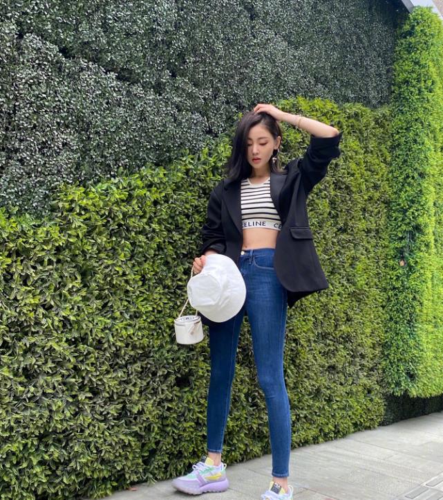 张天爱|张天爱对自己真自信！直接穿健美裤出镜，却意外秀出漫画腿