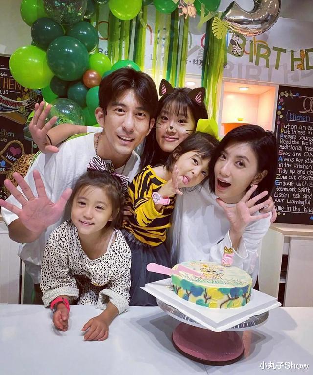 贾静雯|修杰楷贾静雯穿情侣装合体，黑色高开叉秀美腿，看不出相差九岁