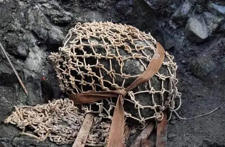 翡翠|缅甸又出两块超级翡翠原石，千人围观，场面壮观！