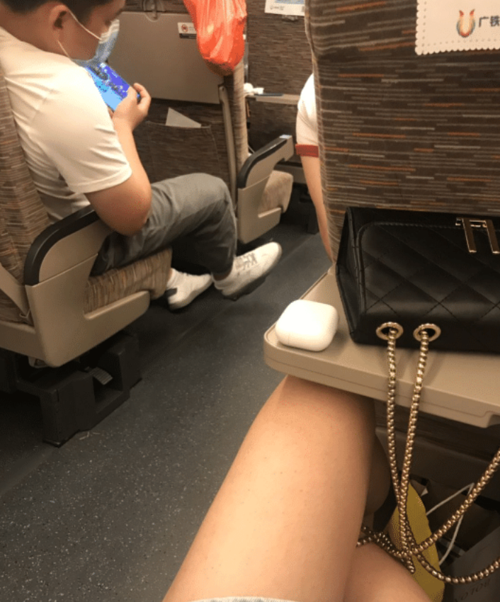 |“刚租的房子，打扫柜子发现的，我是不是发财了？”