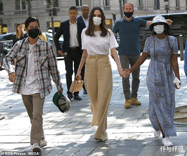 仟与仟寻|朱莉亚麻系着装游巴黎,气质好到让巴黎人都认输,名人夏日怎么穿