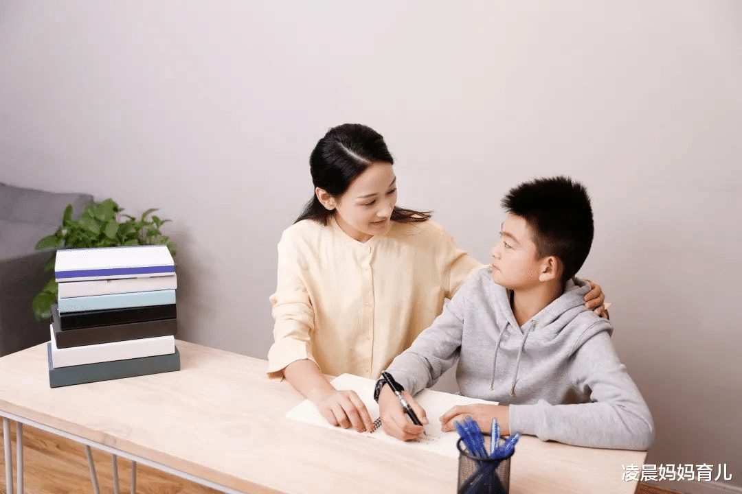 凌晨妈妈育儿|初中生将自己反锁家中,妈妈声泪俱下:“我不想你走我们的老路”