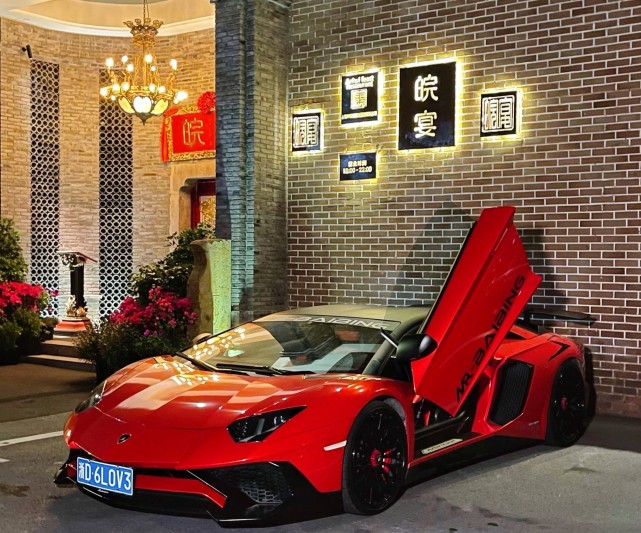 白冰|白冰直播首秀创纪录，千万粉丝排队千万观看，直播内容仅两个字