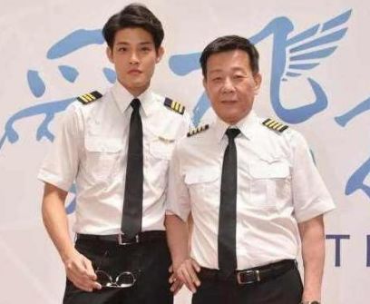 |他是著名老戏骨，有两个老婆漂亮但是却很累，儿子被称最帅星二代