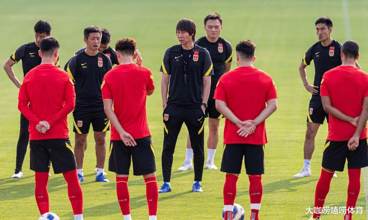 国足|昨晚9点！曝李铁揪出国足惨败第1罪人，教练组拿出证据，铁证如山