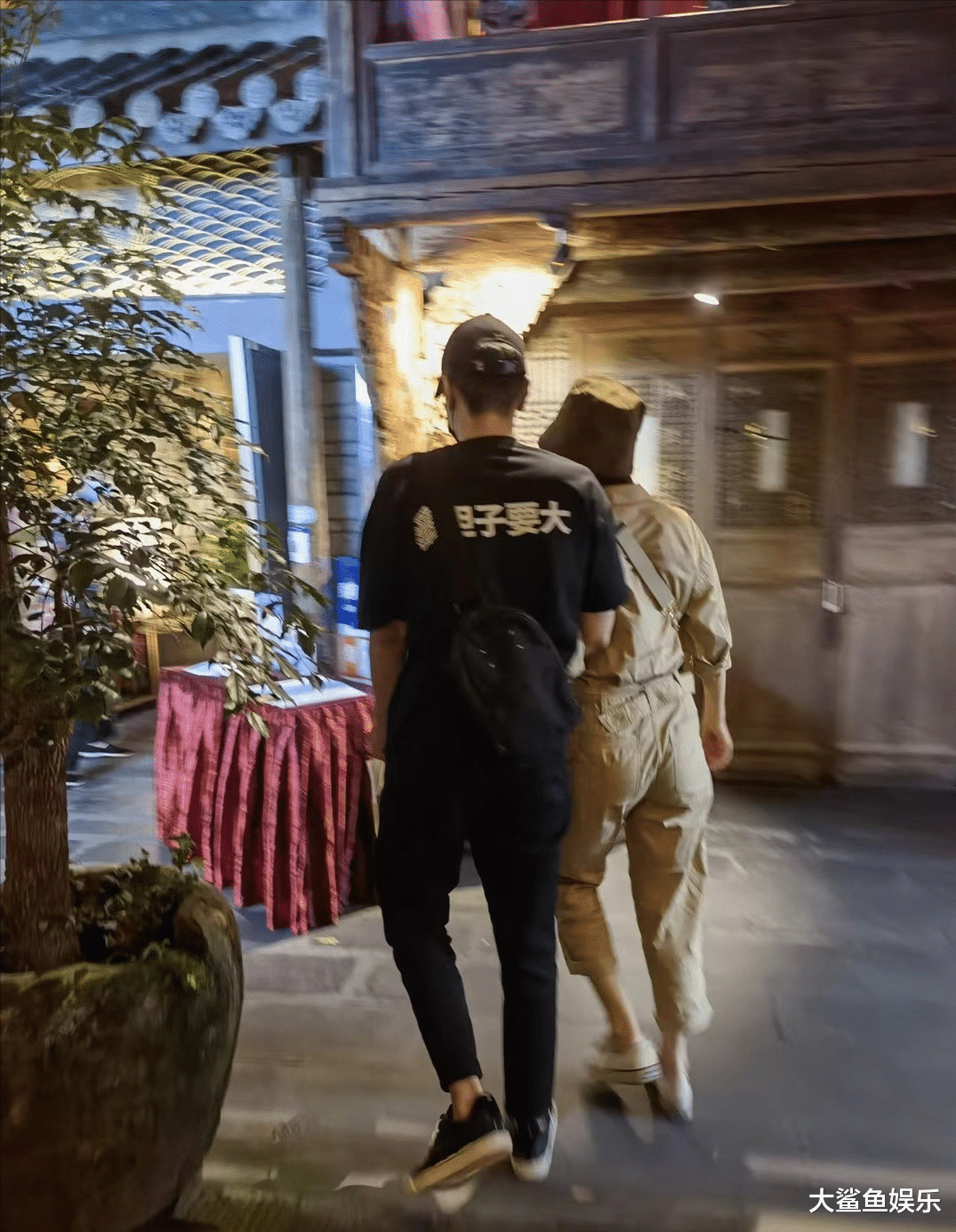 高圆圆|高圆圆夫妇打卡成都被偶遇，赵又廷一路挽妻变小男人