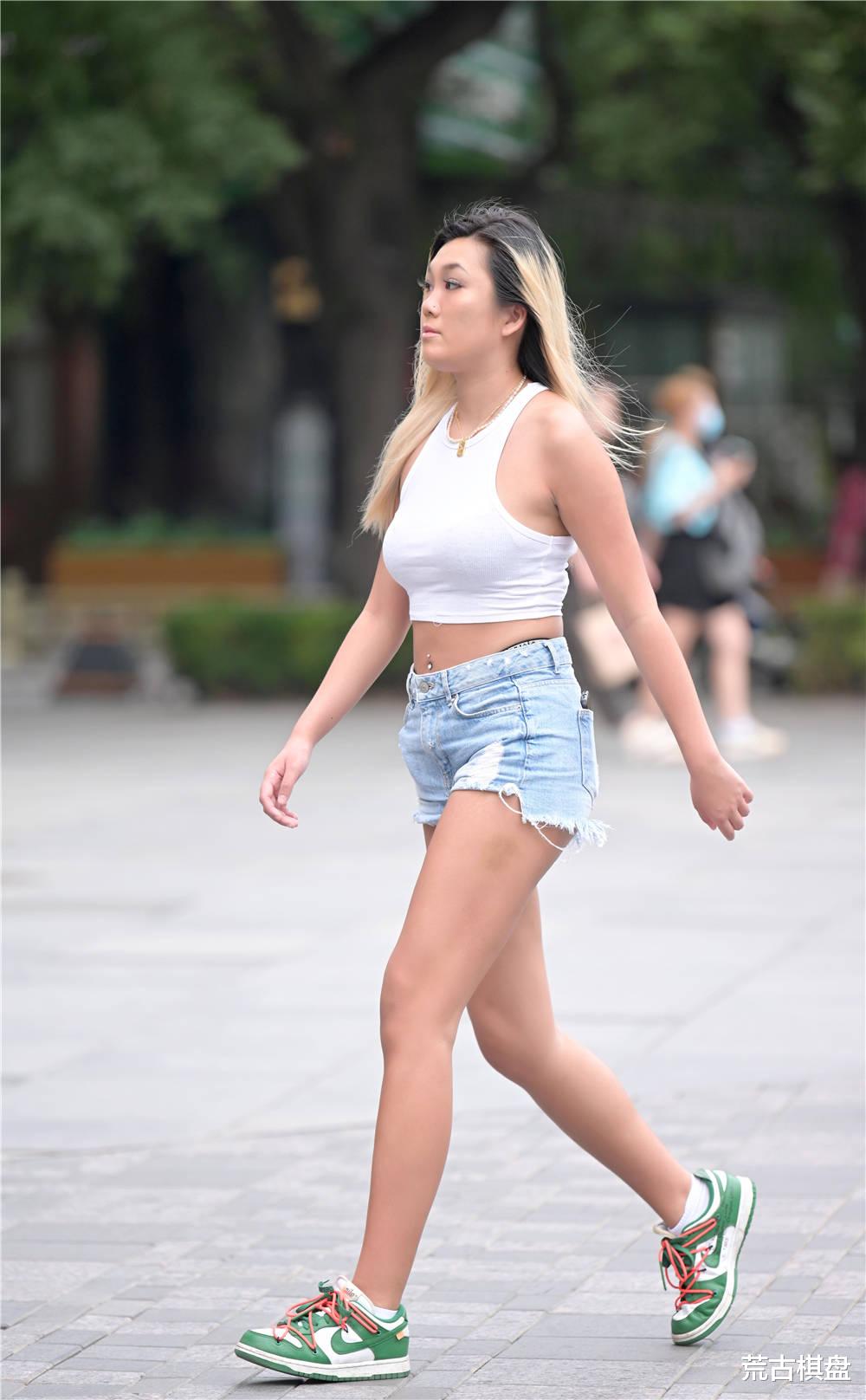 荒古棋盘|夏季适合搭配牛仔短裤，每年都没有什么大变化，却因人而异