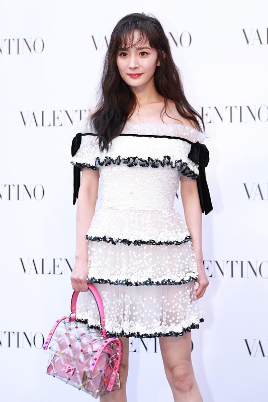 杨幂|霍汶希不愧是\最美经纪人\，穿黑裙和杨幂拍照，气场颜值都不差