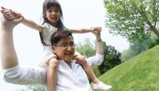 有糖的热剧 6岁女孩非要和爸爸睡，一句话让妈妈哑口无言，性别教育刻不容缓