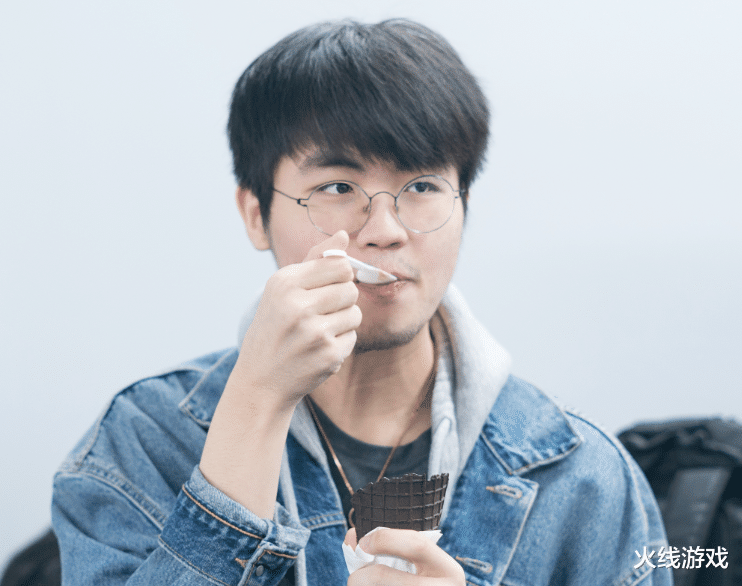 上单|前RNG上单姿态将重返职业赛场！直播亲口回应：我真的要复出了