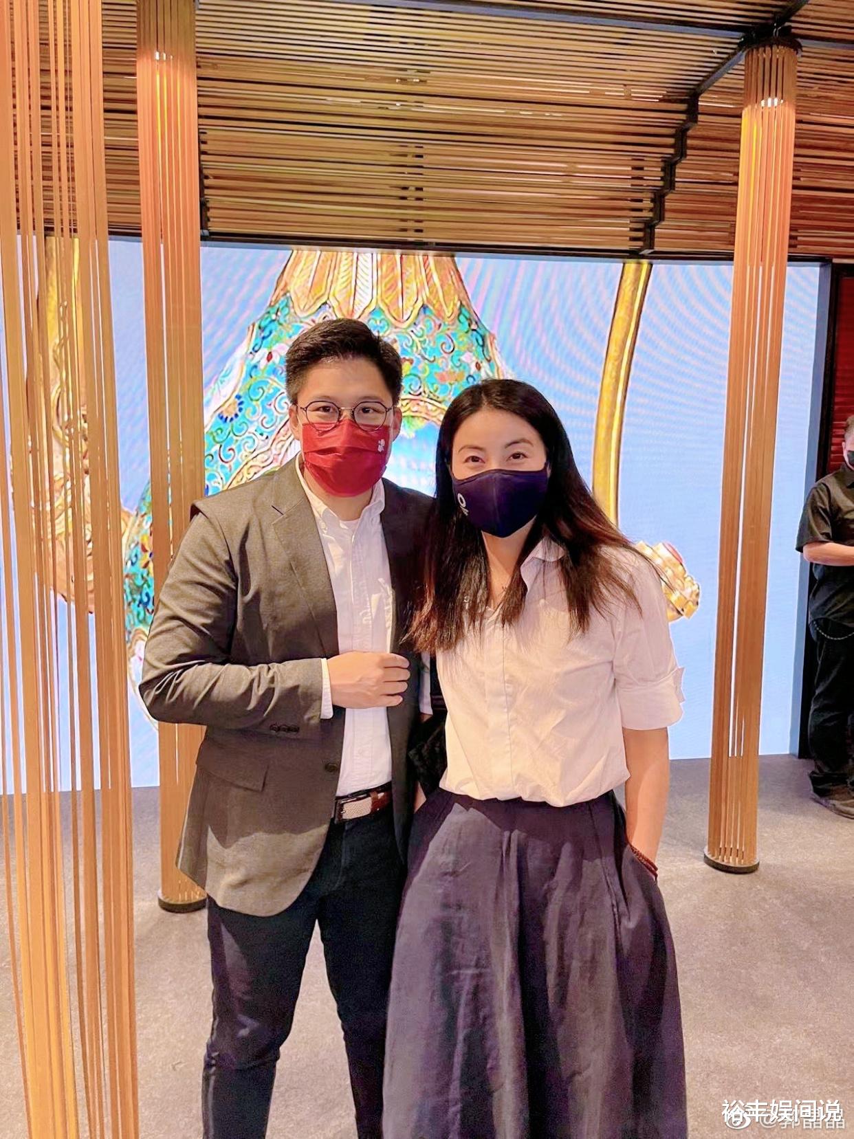 许仙|霍启刚女儿第一次登台表演，娇俏打扮似足郭晶晶，完全不怕出丑