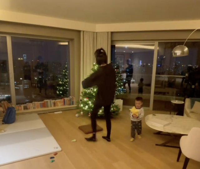 奚梦瑶|网友偶遇奚梦瑶逛商场,产女俩月已恢复超模身材,被夸很乖巧像邻家女孩