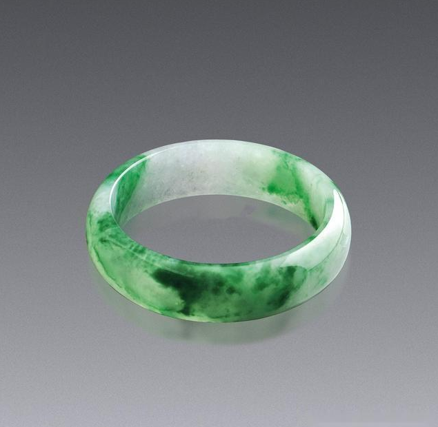 翡翠手镯|估价两千万的翡翠手镯，商家却多标了五百万，行业里水太深了！