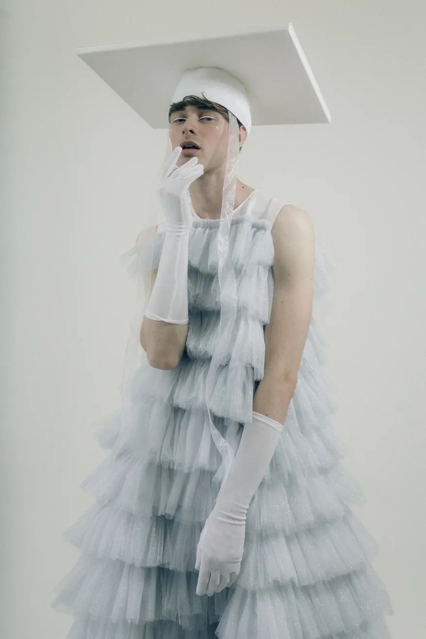 纺织服装时尚内参|男人穿婚纱也很美,这仙气缭绕男装,男生穿戴起来连女孩都脸红!