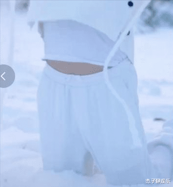 金球奖|歌手李玉刚雪中下跪惹争议！手握父亲似摆拍，网友：又来作秀了？