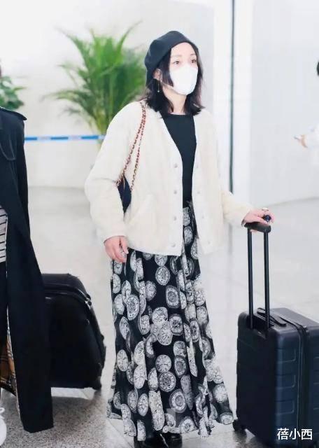 许凯|周迅穿出了70后女性想要的气质感，一身蓝色套装，简约高级