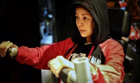 王琳|51岁王琳出席活动好惊艳！穿开衩吊带裙太性感，身材曲线一览无余