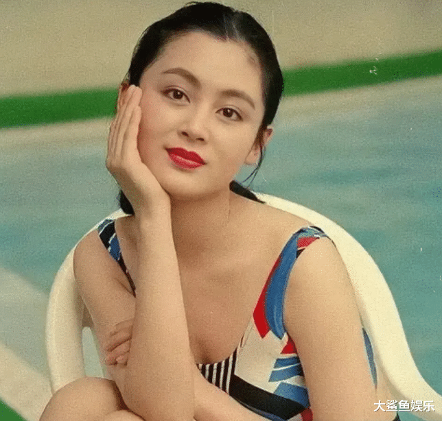 陈红|陈凯歌老婆陈红22岁泳装照,穿一袭露腰拼色比基尼大胆秀身材,青春明艳太迷人