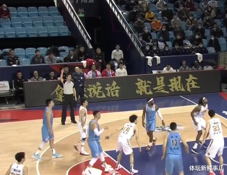林书豪|2连败后，首钢男篮主帅送给广厦6个字，谁注意林书豪举动