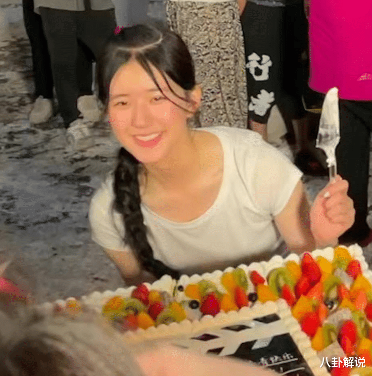 赵露思|赵露思《胡同》杀青照曝光，没了网红滤镜，这颜值没搞错吧