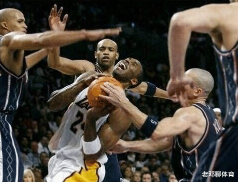 科比·布莱恩特|那些年NBA这样防科比！3人包夹是常态 打国王成名场面
