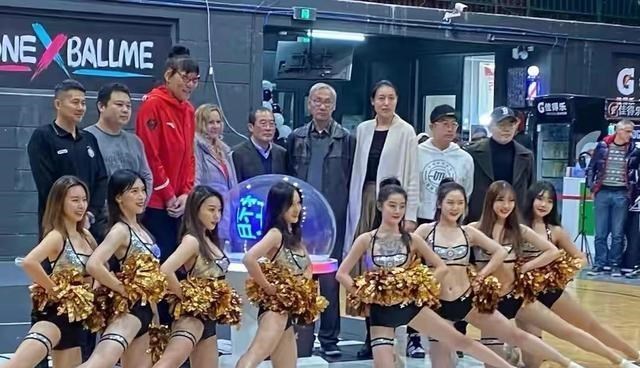 城市的时代 前女篮郑海霞，曾声名大噪，今54岁无儿女，双腿变形不见老公身影