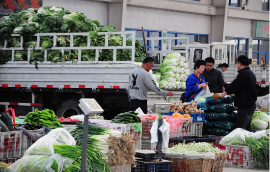 买白菜时，怎么判断白菜是否“喷甲醛”，菜贩支5招，轻松避开