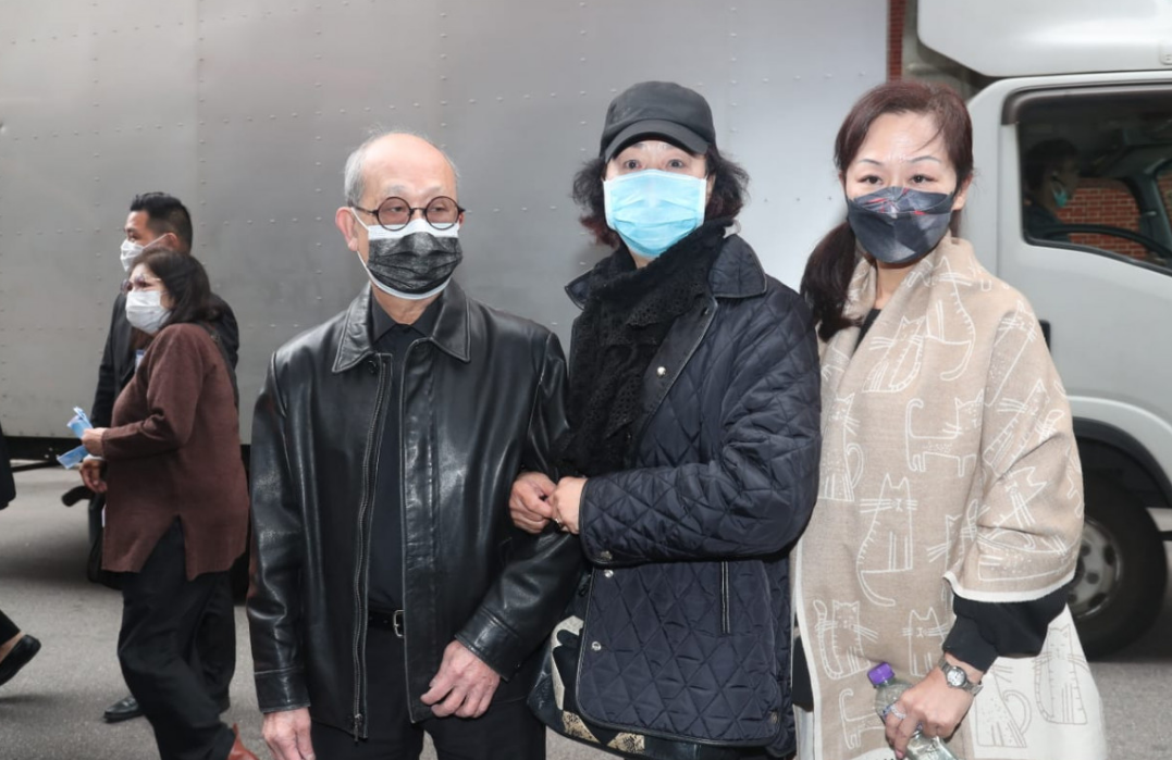 吴孟达|吴孟达昔日未能替师父扶灵，如今师母穿素衣送他最后一程