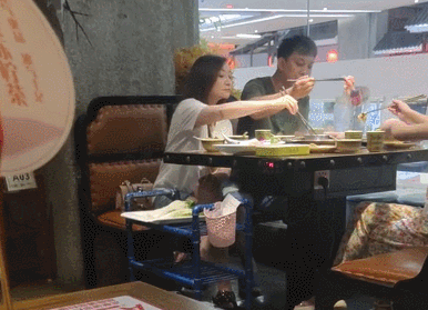 马国明|“村长”李锐一家吃火锅，娇妻罕见现身，跳跳给妈妈夹菜好懂事