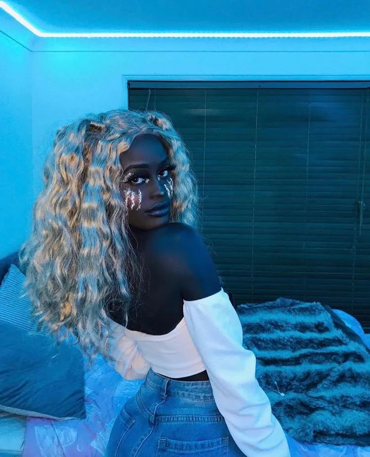 |一白遮百丑？那你可out了，这位姑娘黑得很高级