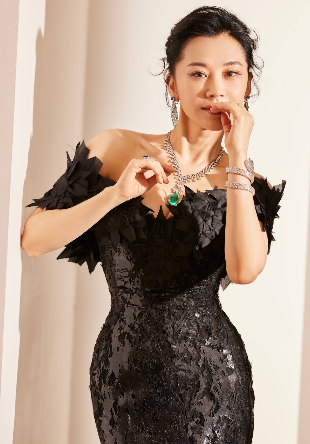 大宅门|许晴52岁状态引热议,紧身裙身材惊艳,半生单身未育气质优雅妩媚